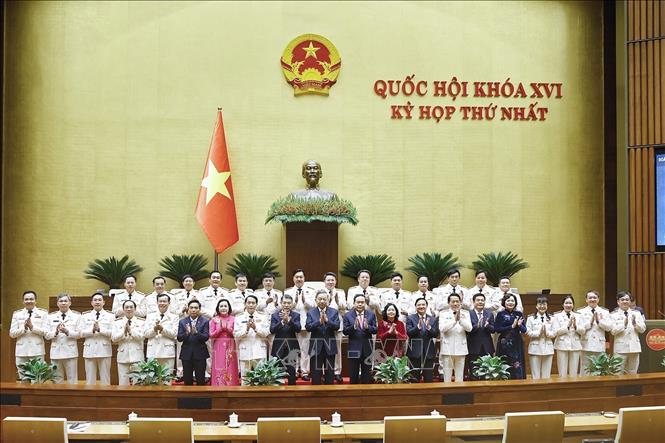 Lãnh đạo Đảng, Nhà nước chụp ảnh lưu niệm với đại biểu Quốc hội thuộc lực lượng Công an. Ảnh: Doãn Tấn - TTXVN