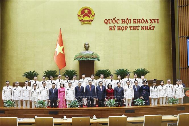 Lãnh đạo Đảng, Nhà nước chụp ảnh lưu niệm với đại biểu Quốc hội thuộc lực lượng Công an. Ảnh: Doãn Tấn - TTXVN