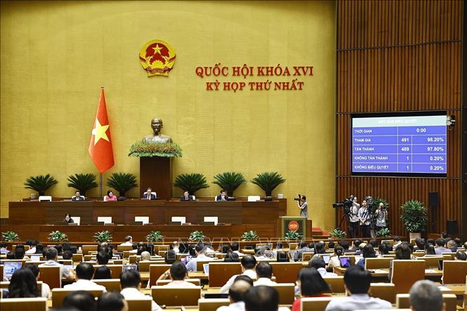 Quốc hội biểu quyết thông qua Luật sửa đổi, bổ sung một số điều của Luật Công chứng. Ảnh: Doãn Tấn - TTXVN