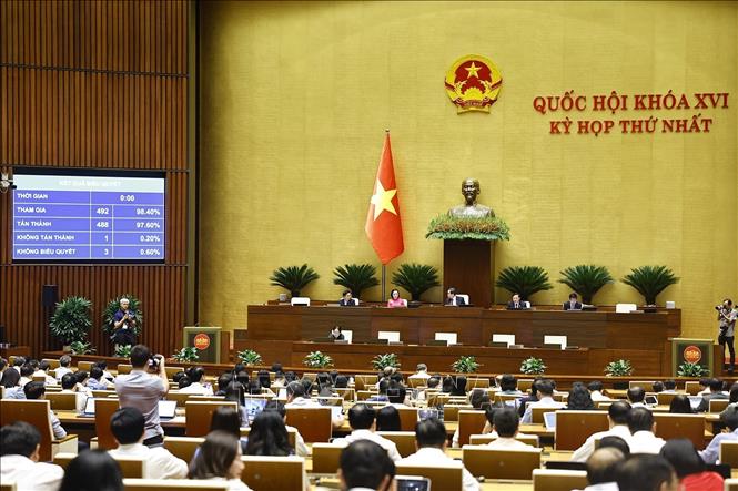 Quốc hội biểu quyết thông qua Luật Hộ tịch (sửa đổi). Ảnh: Doãn Tấn - TTXVN