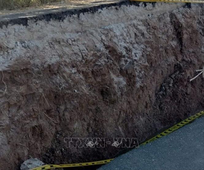 Độ sâu đoạn sụt lún khoảng 1m. Ảnh: TTXVN phát