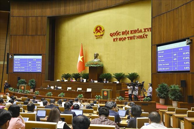Quốc hội biểu quyết thông qua Luật sửa đổi, bổ sung một số điều của Luật Cơ quan đại diện nước Cộng hòa xã hội chủ nghĩa Việt Nam ở nước ngoài. Ảnh: Doãn Tấn - TTXVN