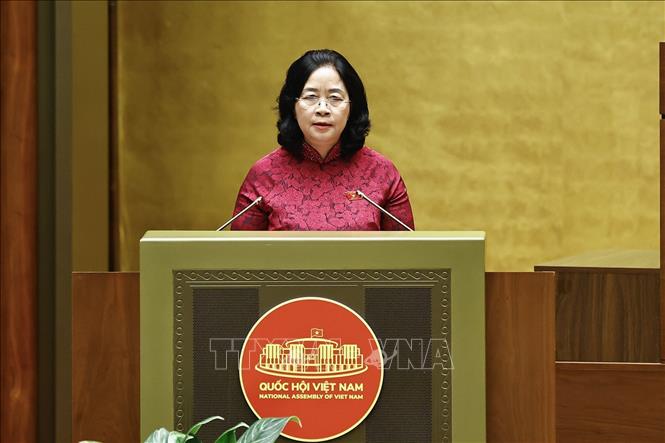 Chủ tịch Ủy ban Trung ương Mặt trận Tổ quốc Việt Nam Bùi Thị Minh Hoài trình bày Báo cáo tổng hợp ý kiến, kiến nghị của cử tri và Nhân dân gửi đến kỳ họp thứ Nhất, Quốc hội khóa XVI. Ảnh: Doãn Tấn - TTXVN 