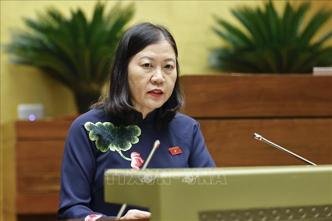 Ủy viên Ủy ban Thường vụ Quốc hội, Chủ nhiệm Ủy ban Dân nguyện và Giám sát của Quốc hội  Lê Thị Nga trình bày Báo cáo kết quả giám sát việc giải quyết kiến nghị của cử tri gửi đến Kỳ họp thứ 10, Quốc hội khóa XV. Ảnh: Doãn Tấn - TTXVN