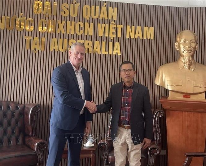 Đại sứ Việt Nam tại Australia Phạm Hùng Tâm (bên phải) gặp ông Simon White, Chủ tịch Hội đồng Doanh nghiệp Australia – Việt Nam bang Queensland (AVBCQ) tại trụ sở Đại sứ quán Việt Nam ở thủ đô Canberra. Ảnh: TTXVN phát