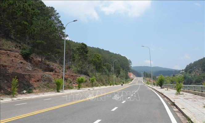 Tuyến đường vành đai từ Khu du lịch quốc gia hồ Tuyền Lâm đến khu vực thác Cam Ly (phường Cam Ly – Đà Lạt) vừa được đưa vào sử dụng cũng góp phần giảm ùn tắc cho nội ô Đà Lạt trong cao điểm mùa du lịch. Ảnh: Nguyễn Dũng – TTXVN
