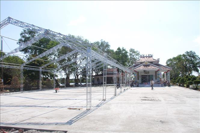 Mái che, sân khấu phục vụ biểu diễn của Nhà hát Cao Văn Lầu được lắp dựng trên sân lễ, chuẩn bị cho lễ kỷ niệm. Ảnh: Chanh Đa - TTXVN