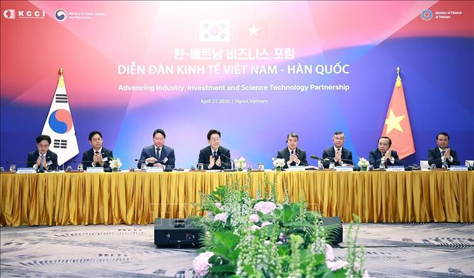 Thủ tướng Lê Minh Hưng và Tổng thống Hàn Quốc Lee Jae Myung dự Toạ đàm bàn tròn với doanh nghiệp Việt Nam và Hàn Quốc. Ảnh: Dương Giang – TTXVN