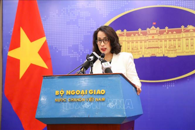 Người phát ngôn Bộ Ngoại giao Phạm Thu Hằng trả lời các câu hỏi của phóng viên các cơ quan báo chí. Ảnh: An Đăng - TTXVN