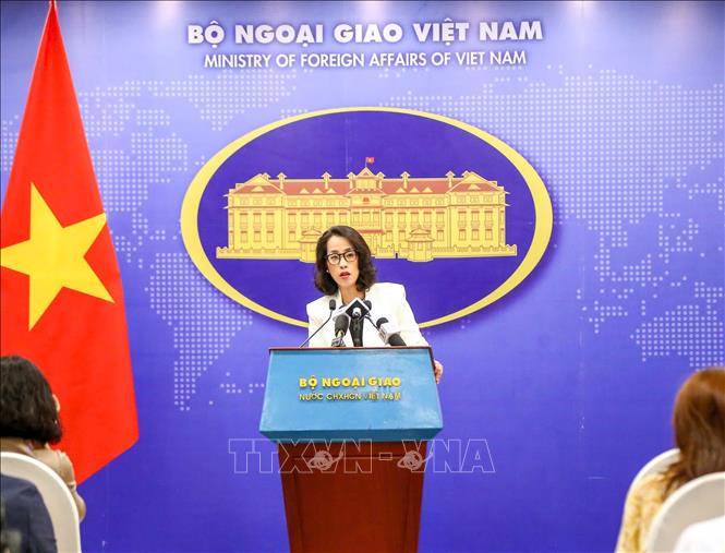 Người phát ngôn Bộ Ngoại giao Phạm Thu Hằng trả lời các câu hỏi của phóng viên các cơ quan báo chí. Ảnh: Quỳnh Anh/TTXVN phát