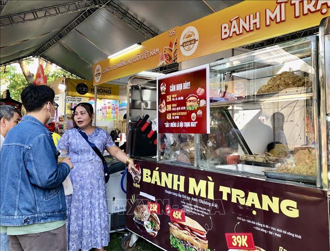 Khách đến Lễ hội để tìm hiểu về thương hiệu bánh mì tiêu biểu Việt Nam. Ảnh: Mỹ Phương - TTXVN