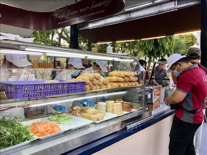 Gian hàng bánh mì truyền thống đầu tư đầy đủ nguyên liệu phụ vụ khách tại Lễ hội. Ảnh: Mỹ Phương - TTXVN