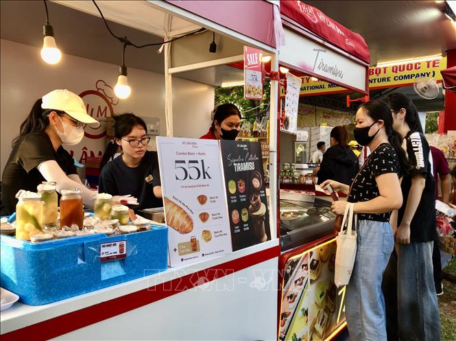 Gian hàng phục vụ combo bánh mì và nước uống với giá ưu đãi tại Lễ hội. Ảnh: Mỹ Phương - TTXVN