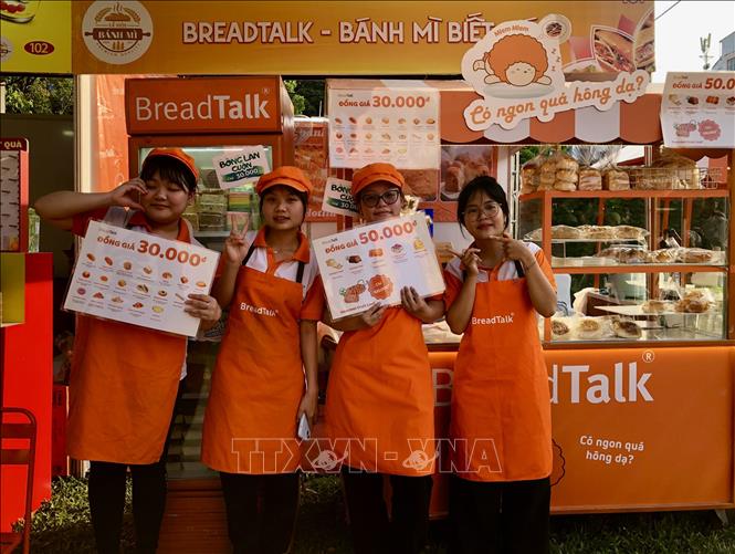 Thương hiệu bánh mì giới thiệu đa dạng sản phẩm với mức giá phù hợp tại Lễ hội. Ảnh: Mỹ Phương - TTXVN