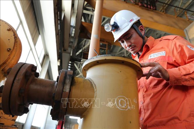 Hoạt động quan trắc tự động tại Công ty Cổ phần Nhiệt điện Hải Phòng. Ảnh: Hoàng Ngọc – TTXVN 