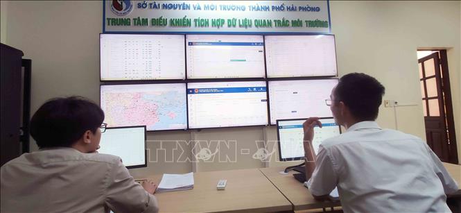 Cán bộ Trung tâm Quan trắc môi trường, Sở Nông nghiệp và Môi trường Hải Phòng theo dõi quan trắc tự động qua hệ thống. Ảnh: Hoàng Ngọc – TTXVN 