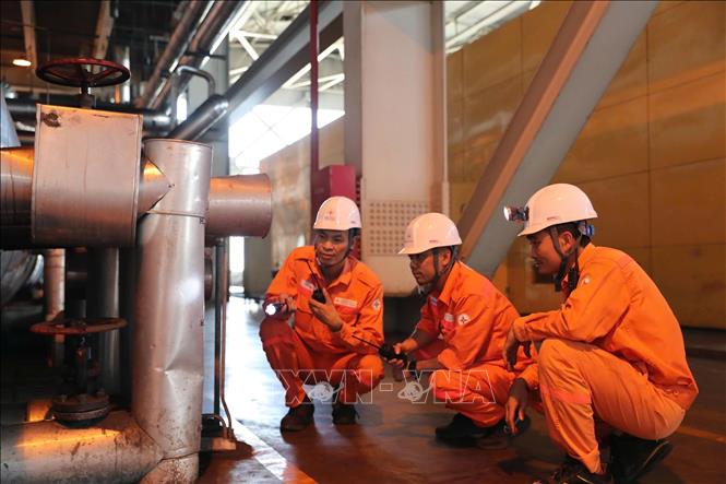 Hoạt động quan trắc tự động tại Công ty Cổ phần Nhiệt điện Hải Phòng. Ảnh: Hoàng Ngọc – TTXVN 