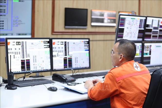 Hoạt động quan trắc tự động tại Công ty Cổ phần Nhiệt điện Hải Phòng. Ảnh: Hoàng Ngọc – TTXVN 