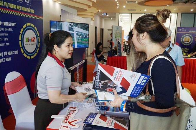 Khách tham quan, tìm hiểu về sản phẩm, thương hiệu trong lĩnh vực thể thao. Ảnh: Thu Hoài - TTXVN