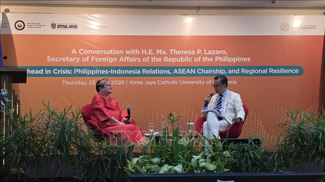 Ngoại trưởng Philippines Maria Theresa P. Lazaro trao đổi với Tiến sĩ Dino Patti Djalal, người sáng lập FPCI. Ảnh: Minh Thái - Phóng viên TTXVN tại Indonesia