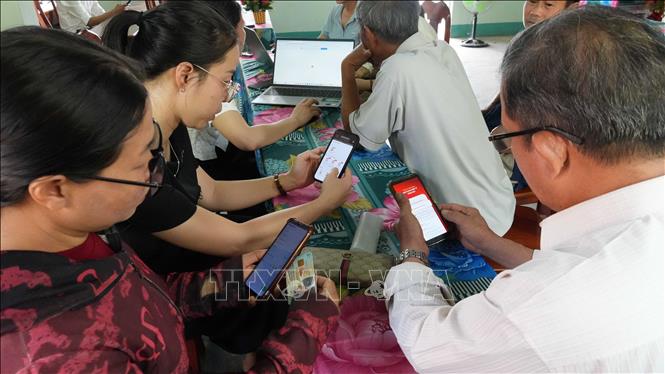 Nhờ sự hướng dẫn của các thành viên Tổ công nghệ số cộng đồng thôn Phương Quý 2, xã Ngọk Bay các công dân lớn tuổi đã có thể thao tác nộp hồ sơ giải quyết thủ tục hành chính trực tuyến. Ảnh: Dư Toán - TTXVN