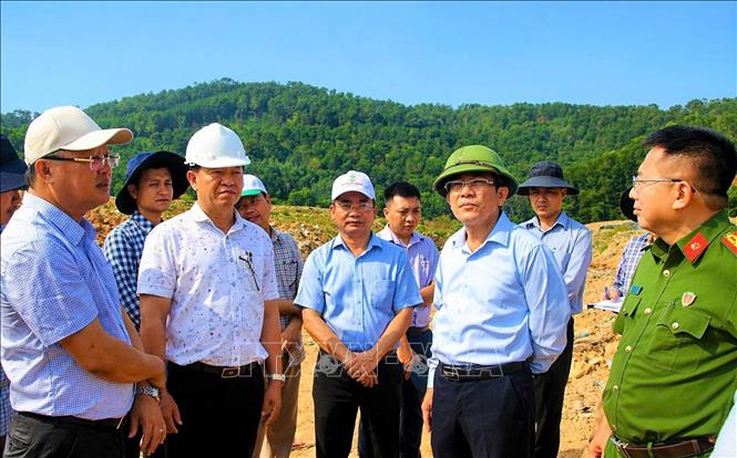 Phó chủ tịch UBND thành phố Trần Nam Hưng kiểm tra Dự án Khu xử lý chất thải rắn Nam Quảng Nam (thuộc xã Núi Thành). Ảnh: Trần Tĩnh - TTXVN  