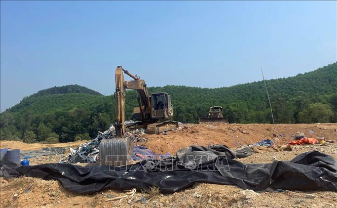 Khu xử lý rác thải Tam Xuân thuộc xã Tam Xuân. Ảnh: Trần Tĩnh - TTXVN  