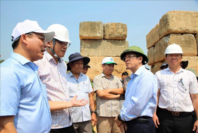 Phó chủ tịch UBND thành phố Trần Nam Hưng kiểm tra Dự án Khu xử lý chất thải rắn Nam Quảng Nam (thuộc xã Núi Thành). Ảnh: Trần Tĩnh - TTXVN  