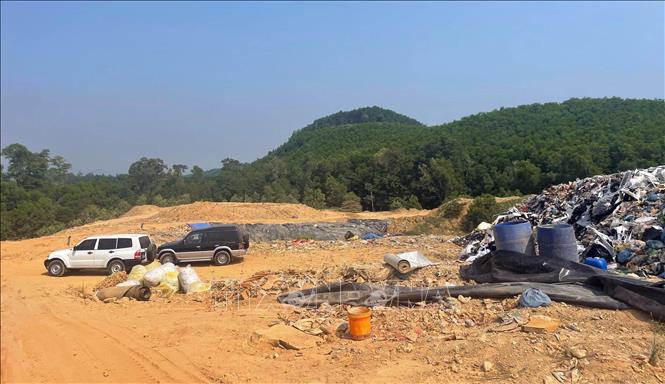 Khu xử lý rác thải Tam Xuân thuộc xã Tam Xuân. Ảnh: Trần Tĩnh - TTXVN    