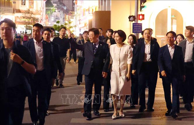 Tổng thống Hàn Quốc Lee Jae Myung và Phu nhân Kim Hae Kyung đi dạo qua khu vực Quảng trường Đông Kinh Nghĩa Thục. Ảnh: Phạm Kiên - TTXVN