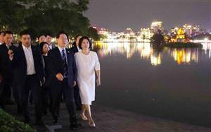 Tổng thống Hàn Quốc và Phu nhân đi dạo quanh hồ Hoàn Kiếm