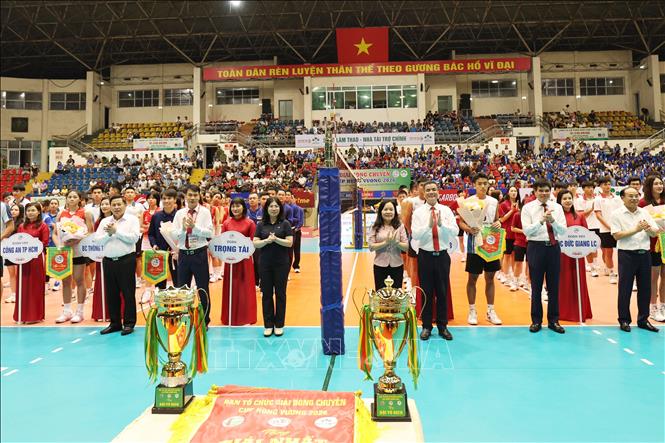 Lãnh đạo tỉnh Phú Thọ, lãnh đạo Công ty Cổ phần SUPE phốt phát hóa chất Lâm thao (đơn vị tài trợ chính) tặng hoa, quà lưu niệm cho các đội tham gia giải đấu. Ảnh: Tạ Toàn – TTXVN