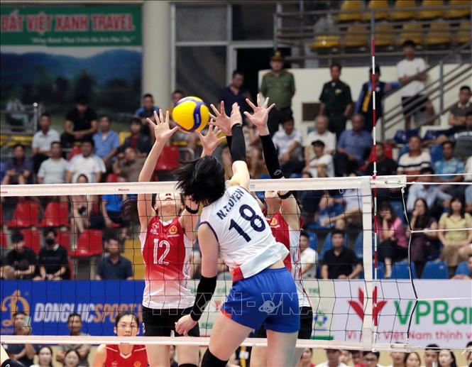 Đội Hà Nội Tasco Auto (Áo trắng) đã đánh bại Binh chủng Thông tin (Áo đỏ) với tỷ số 3-0. Ảnh: Tạ Toàn – TTXVN