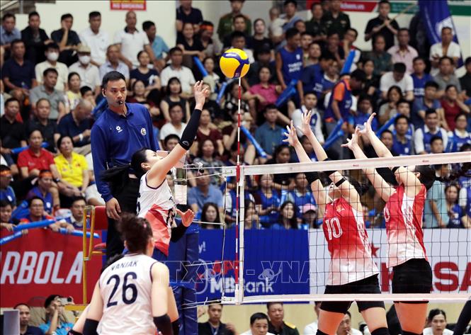 Đội Hà Nội Tasco Auto (Áo trắng) đã đánh bại Binh chủng Thông tin (Áo đỏ) với tỷ số 3-0. Ảnh: Tạ Toàn – TTXVN