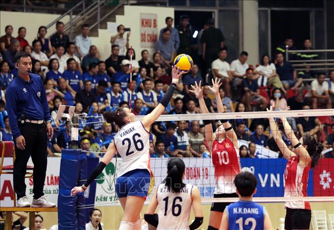 Đội Hà Nội Tasco Auto (Áo trắng) đã đánh bại Binh chủng Thông tin (Áo đỏ) với tỷ số 3-0. Ảnh: Tạ Toàn – TTXVN