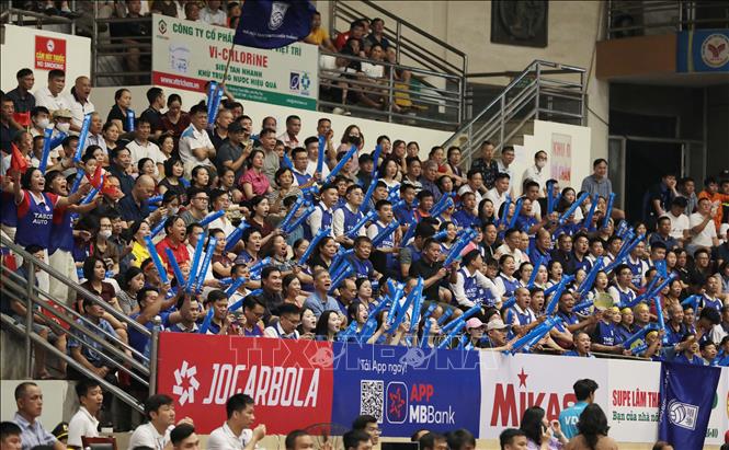 Trận đấu thu hút đông đảo khán giả đến xem và cổ vũ cho các đội bóng. Ảnh: Tạ Toàn – TTXVN