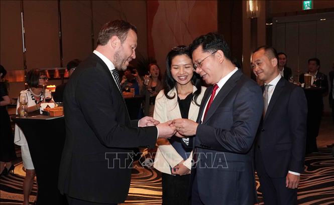 Ông Hoàng Nguyên Dinh (phải), Phó Chủ tịch UBND Thành phố Hồ Chí Minh trao đổi với ông Margus Tsahkn (trái), Bộ trưởng Ngoại giao Estonia. Ảnh: Trung Tuyến - TTXVN
