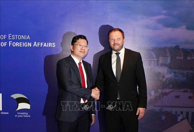 Phó Chủ tịch UBND Thành phố Hồ Chí Minh Hoàng Nguyên Dinh (trái) và Bộ trưởng Ngoại giao Estonia ông Margus Tsahkn tại sự kiện. Ảnh: Trung Tuyến - TTXVN