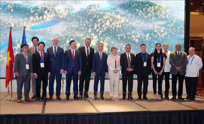 Phó Chủ tịch UBND Thành phố Hồ Chí Minh Hoàng Nguyên Dinh, Bộ trưởng Ngoại giao Estonia Margus Tsahkn, Đại sứ Estonia tại Trung Quốc kiêm nhiệm Việt Nam Hannes Hanso cùng các Lãnh sự danh dự Estonia khu vực châu Á dự sự kiện. Ảnh: Trung Tuyến - TTXVN