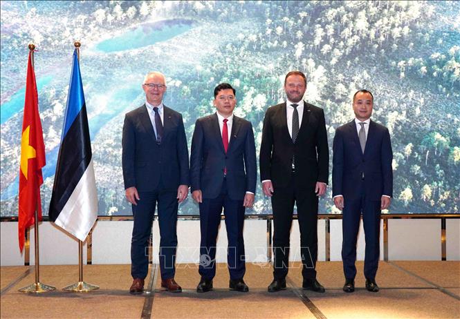 Phó Chủ tịch UBND Thành phố Hồ Chí Minh Hoàng Nguyên Dinh (thứ 2, từ trái sang), Bộ trưởng Ngoại giao Estonia Margus Tsahkn (thứ 2, từ phải sang), Đại sứ Estonia tại Trung Quốc kiêm nhiệm Việt Nam Hannes Hanso (ngoài cùng, bên trái) dự sự kiện. Ảnh: Trung Tuyến - TTXVN