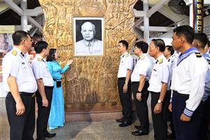 Chính ủy Hải quân dâng hương tưởng niệm Chủ tịch Tôn Đức Thắng
