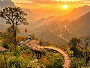 Du khách thích thú ngắm hoàng hôn trên đỉnh đèo Ô Quy Hồ