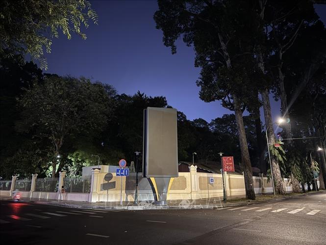 Nhiều bảng hiệu, màn hình LED và hệ thống chiếu sáng trang trí trên đường Nguyễn Thị Minh Khai, phường Xuân Hòa đã giảm sáng hoặc tắt sau 22 giờ 00. Ảnh: Thanh Vũ-TTXVN
