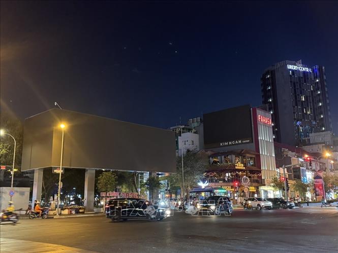 Nhiều bảng hiệu, màn hình LED và hệ thống chiếu sáng trang trí trên đường Lê Lợi, phường Bến Thành đã giảm sáng hoặc tắt sau 22 giờ 00. Ảnh: Thanh Vũ-TTXVN
