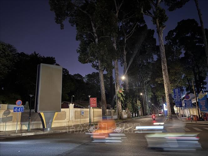 Nhiều bảng hiệu, màn hình LED và hệ thống chiếu sáng trang trí trên đường Nguyễn Thị Minh Khai, phường Xuân Hòa đã giảm sáng hoặc tắt sau 22 giờ 00. Ảnh: Thanh Vũ-TTXVN
