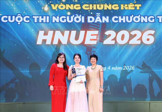 Ban Tổ chức trao giải Nhì cho sinh viên đạt giải. Ảnh: Thanh Tùng - TTXVN