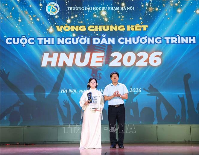 PGS.TS. Kiều Văn Hoan – Phó Hiệu trưởng Trường Đại học Sư phạm Hà Nội trao Giải Nhất cho sinh viên Khánh Thảo tới từ Khoa Ngữ văn. Ảnh: Thanh Tùng - TTXVN