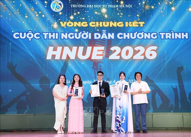 Ban Tổ chức trao giải Ba cho sinh viên đạt giải. Ảnh: Thanh Tùng - TTXVN