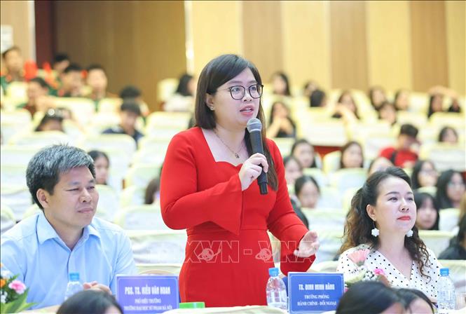 Ban Giám khảo đặt câu hỏi cho thí sinh. Ảnh: Thanh Tùng - TTXVN