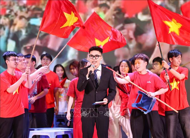 Nhiều thí sinh đã khéo léo kết hợp các yếu tố nghệ thuật hát, múa, kể chuyện, thuyết trình… tạo nên những tiết mục giàu cảm xúc và có tính sáng tạo cao. Ảnh: Thanh Tùng - TTXVN